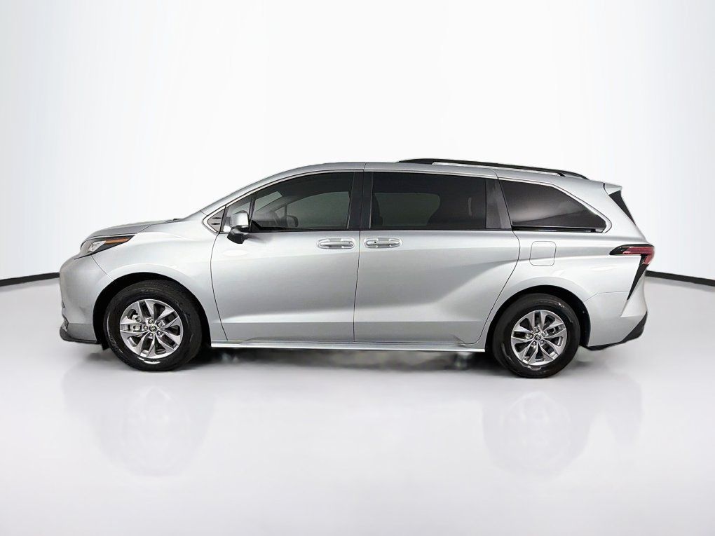 Used 2022 Toyota Sienna LE FWD image 6