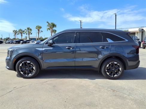 Certified 2025 Kia Sorento S image 4