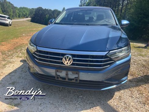 Used 2021 Volkswagen Jetta SE image 2