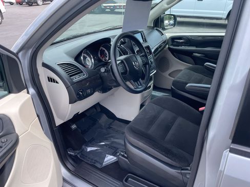 Used 2018 Dodge Grand Caravan SE w/ UConnect Hands-Free Group FWD image 13