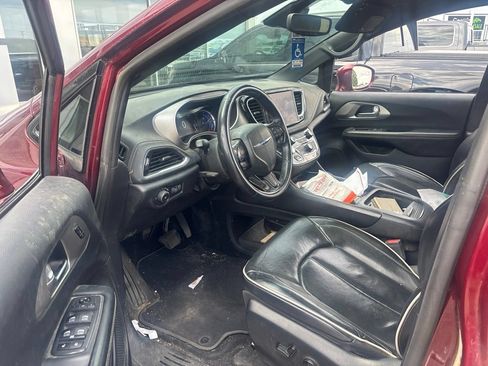 Used 2021 Chrysler Pacifica Limited w/ Uconnect Theater Family Group FWD image 18