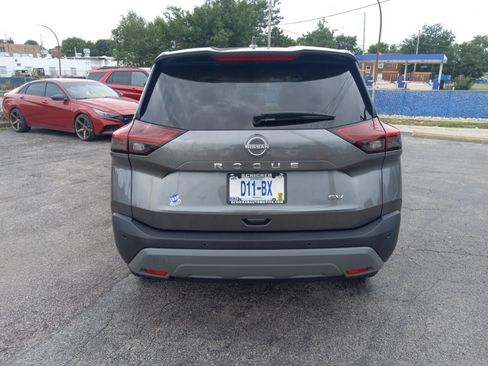 Used 2022 Nissan Rogue SV FWD image 2