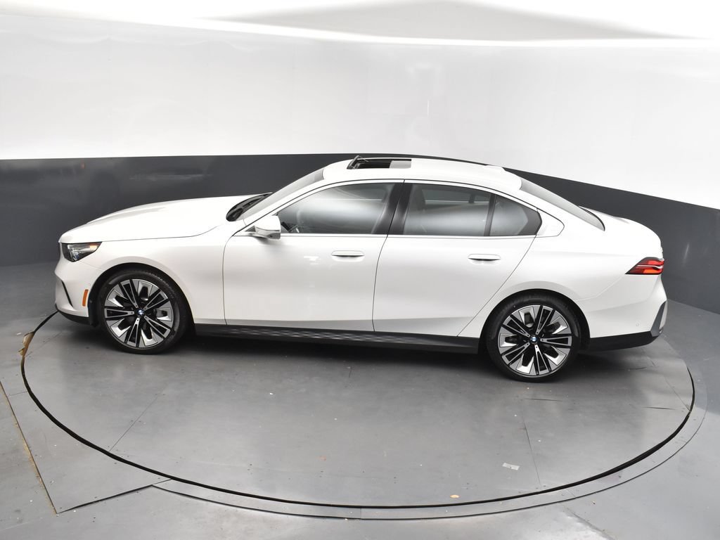 Used 2024 BMW 530i xDrive AWD/4WD image 32