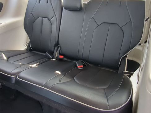 Used 2023 Chrysler Pacifica Limited image 28
