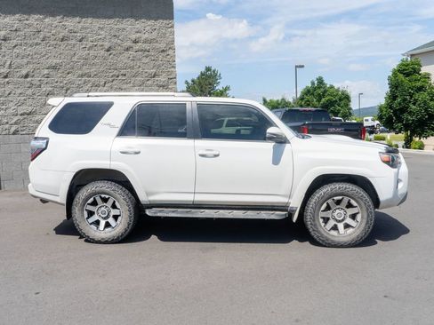 Used 2018 Toyota 4Runner TRD Off-Road Premium AWD/4WD image 8
