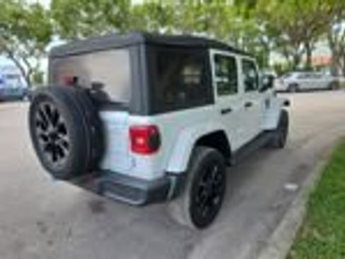 Used 2022 Jeep Wrangler Unlimited Sahara AWD/4WD image 8