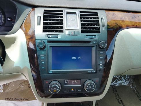 Used 2009 Cadillac DTS w/ Sun And Navigation Package FWD image 21