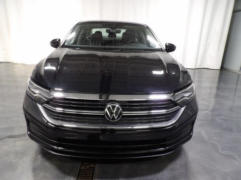 Used 2024 Volkswagen Jetta SE FWD image 2