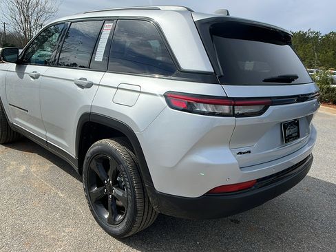 New 2025 Jeep Grand Cherokee 4WD image 10