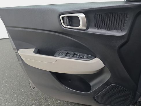 Used 2025 Hyundai Venue SEL FWD image 25