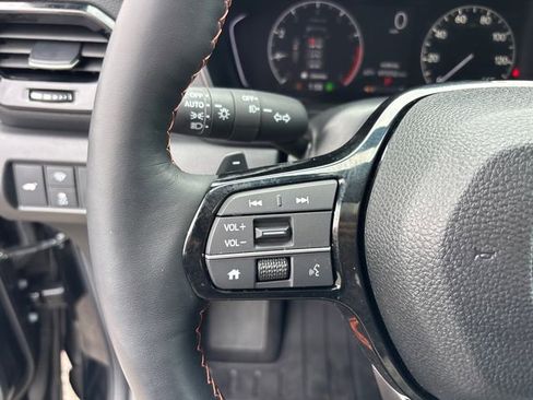 Used 2025 Honda Pilot TrailSport image 17