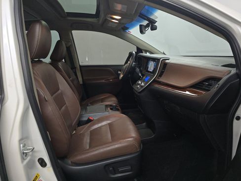 Used 2016 Toyota Sienna Limited Premium image 7