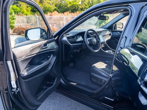 Used 2023 Jeep Grand Cherokee L Laredo image 18