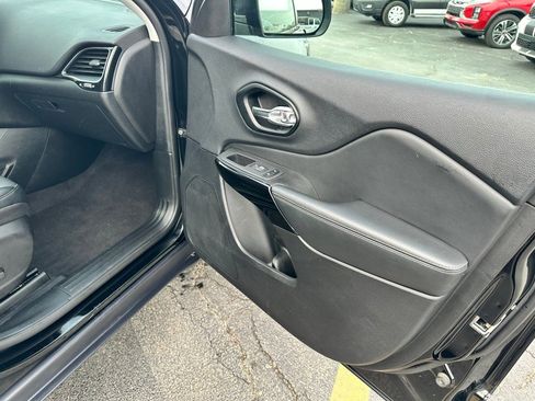 Used 2023 Jeep Cherokee Altitude Lux image 18