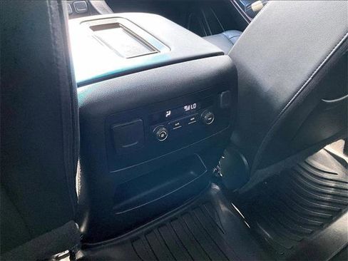 Used 2019 GMC Yukon XL SLT image 24