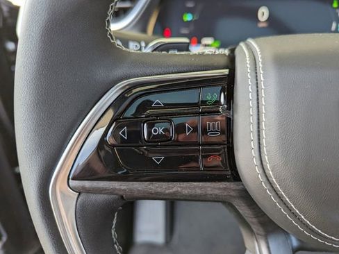 Used 2022 Jeep Grand Cherokee Overland w/ Luxury Tech Group IV AWD/4WD image 11