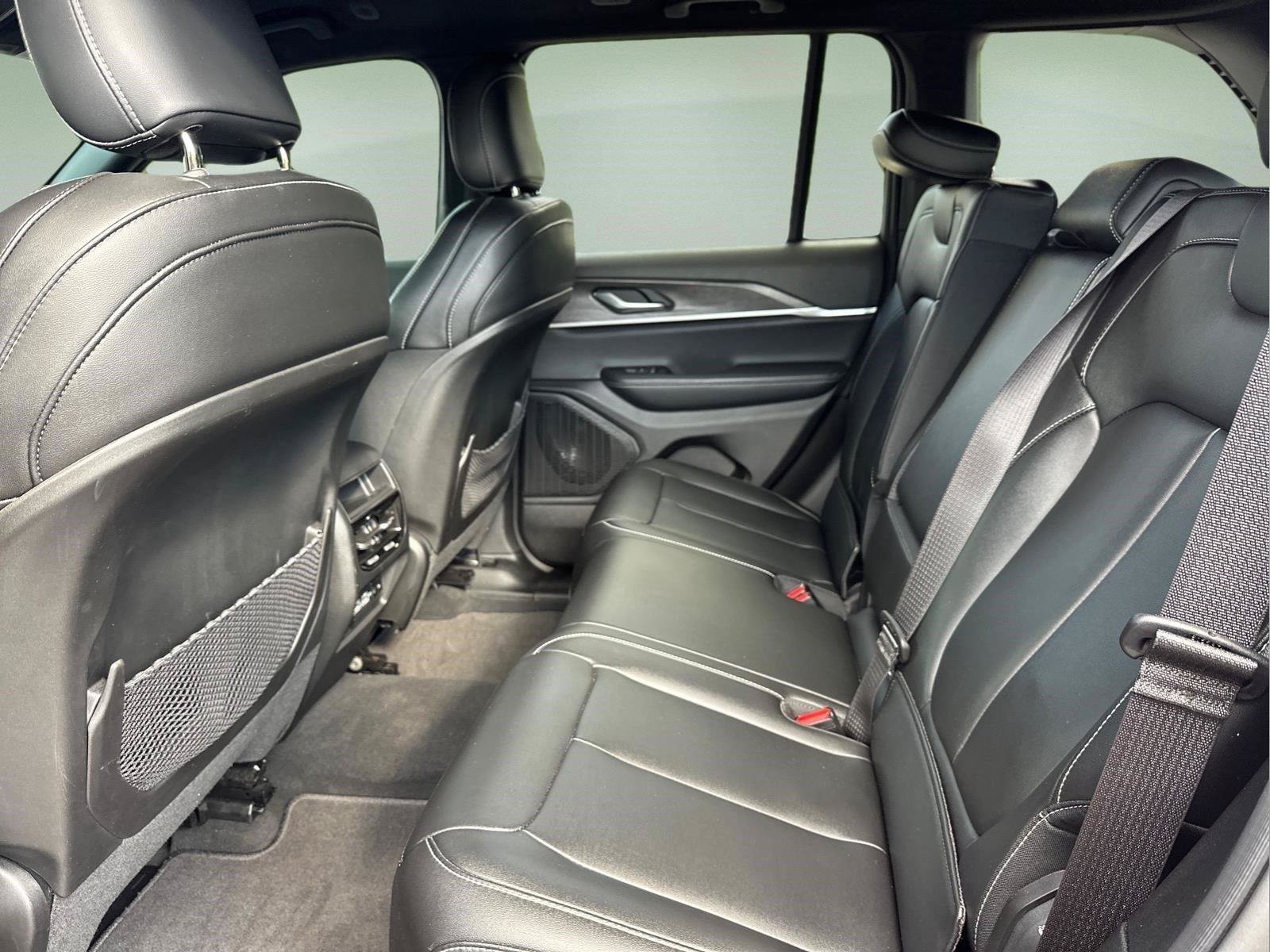 Used 2024 Jeep Grand Cherokee Limited AWD/4WD image 17