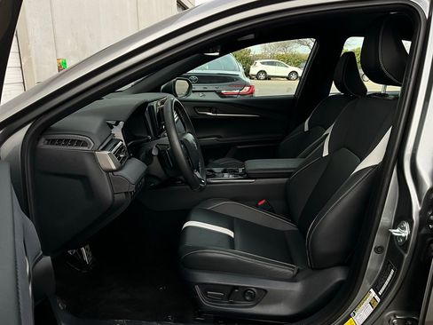 Used 2025 Toyota Camry SE image 10