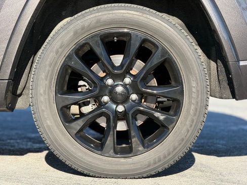 Used 2020 Jeep Grand Cherokee Altitude image 3