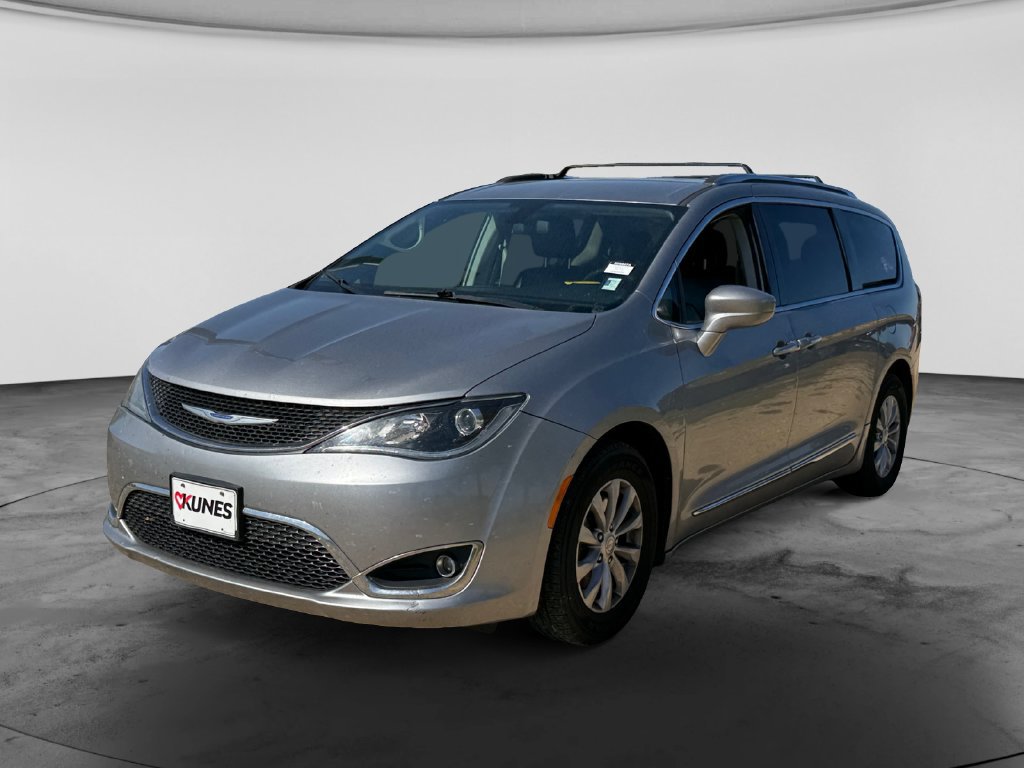 Used 2018 Chrysler Pacifica Touring-L FWD image 3
