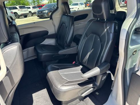 Used 2023 Chrysler Pacifica Touring-L FWD image 30