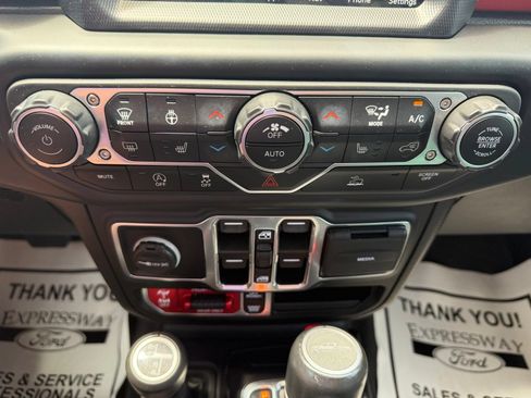 Used 2021 Jeep Gladiator Rubicon w/ Dual Top Group AWD/4WD image 19