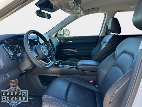 Used 2025 Nissan Pathfinder SL AWD/4WD image 19