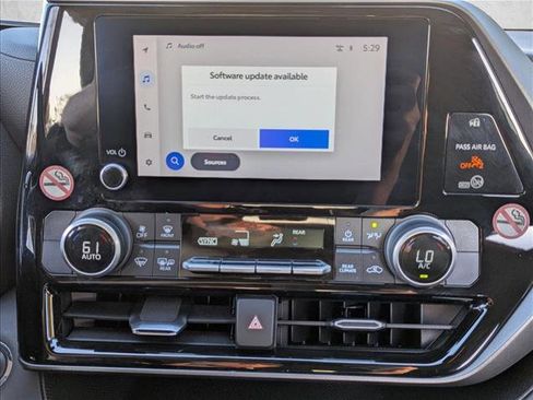 Used 2023 Toyota Highlander LE image 14