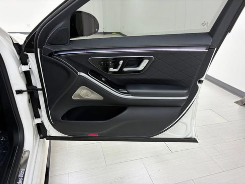 Used 2022 Mercedes-Benz S 580 4MATIC Sedan w/ AMG Line Package image 13
