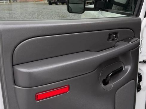 Used 2005 Chevrolet Silverado 2500 LT w/ Heavy-Duty Power Package image 18