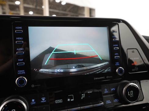 Used 2020 Toyota Highlander XLE AWD/4WD image 30