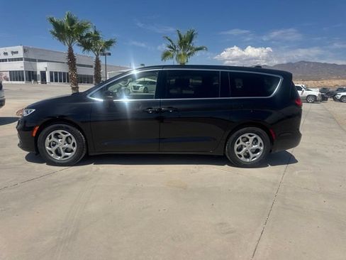 Certified 2024 Chrysler Pacifica Limited FWD image 2