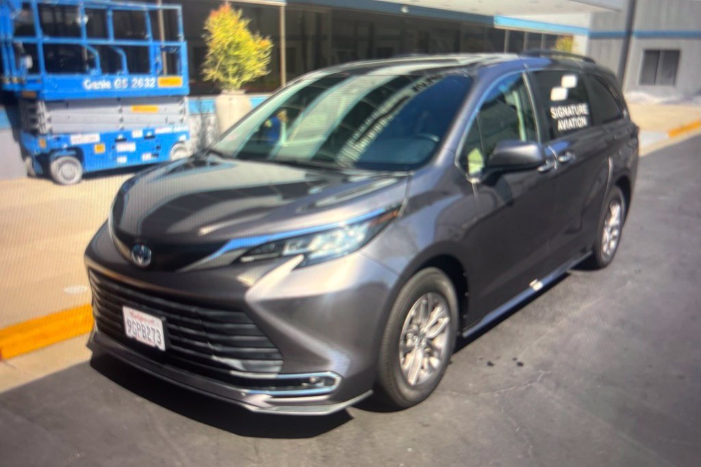 Used 2023 Toyota Sienna XLE w/ XLE Plus Package AWD/4WD image 1
