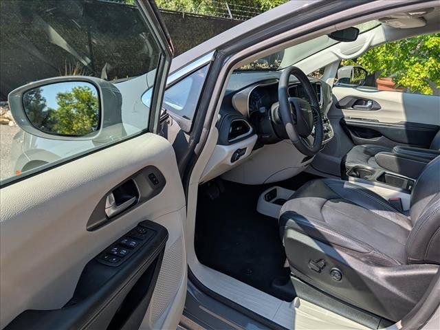 Used 2022 Chrysler Pacifica Touring-L w/ Uconnect Theater Family Group FWD image 29