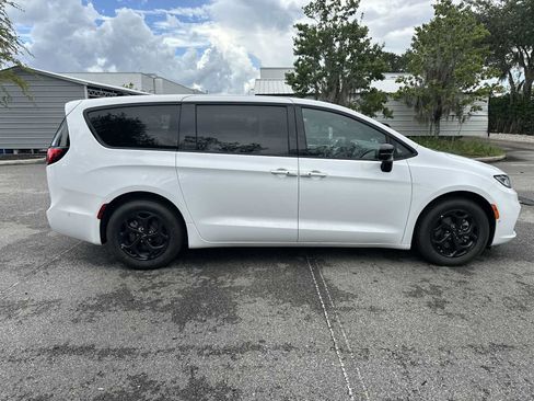 Used 2024 Chrysler Pacifica Limited FWD image 7
