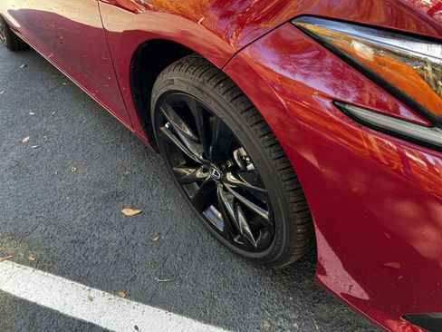 Used 2025 Lexus ES 350 F Sport w/ Accessory Package (Z1) image 11