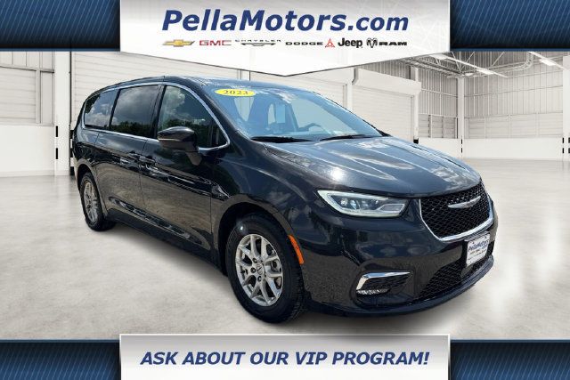 Used 2023 Chrysler Pacifica Touring-L FWD image 1