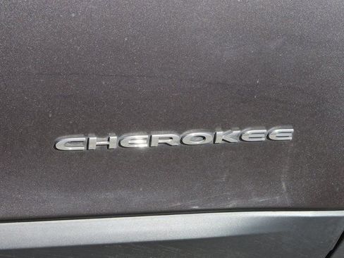 Used 2019 Jeep Cherokee Limited image 9