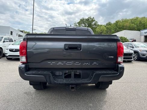 Used 2017 Toyota Tacoma TRD Sport AWD/4WD image 4