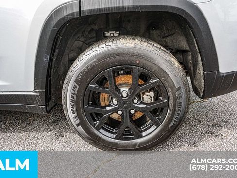 Used 2025 Jeep Grand Cherokee Altitude AWD/4WD image 16