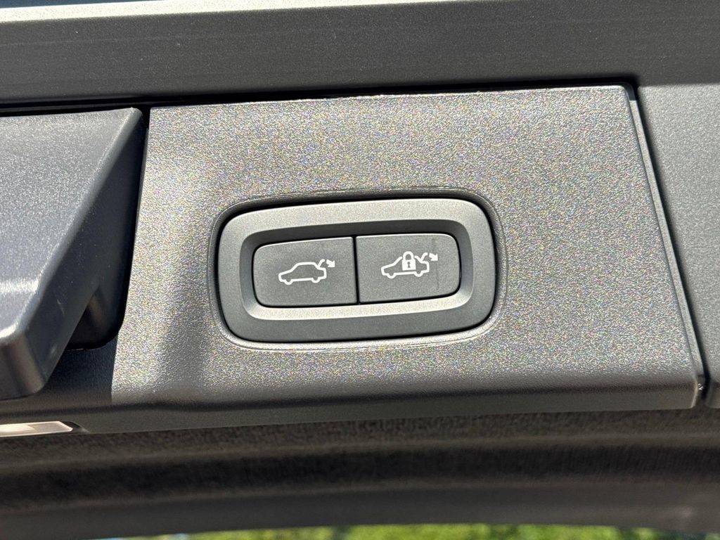 Certified 2025 Volvo V90 B6 Cross Country Plus AWD/4WD image 6