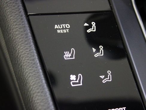 Certified 2025 Porsche Macan image 8