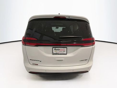 Used 2025 Chrysler Pacifica Limited FWD image 6
