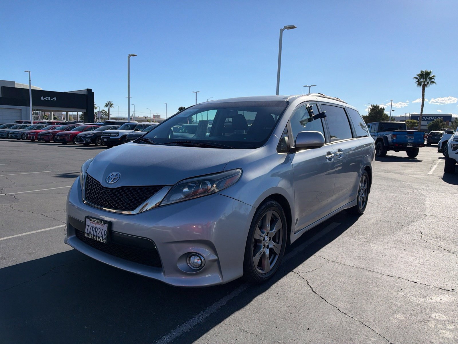 Used 2017 Toyota Sienna SE Premium FWD image 3