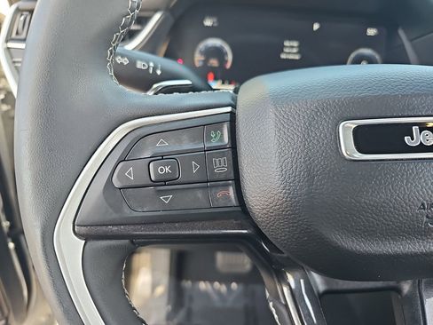 Used 2023 Jeep Grand Cherokee L Laredo image 18