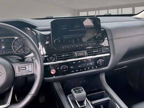 Used 2025 Nissan Pathfinder SL image 9