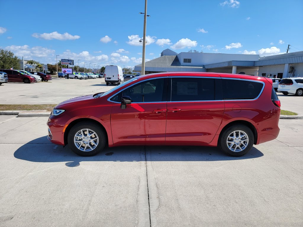 New 2026 Chrysler Pacifica Select FWD image 2