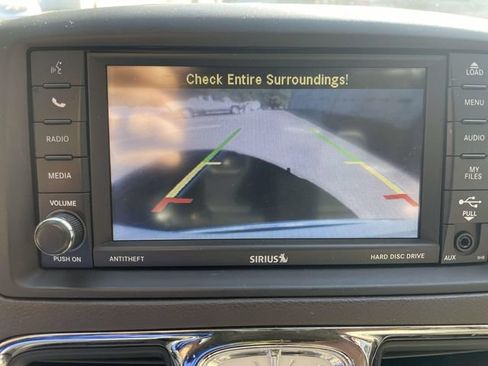 Used 2014 Chrysler Town & Country Touring FWD image 28