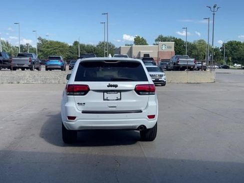 Used 2018 Jeep Grand Cherokee Altitude AWD/4WD image 7
