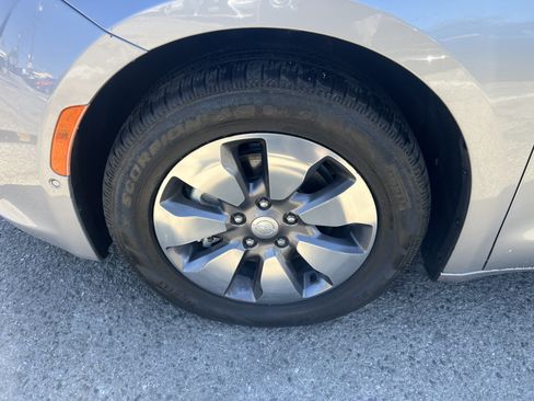 Used 2017 Chrysler Pacifica Platinum FWD image 16